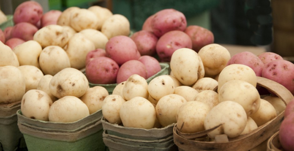 BELI ILI CRVENI KROMPIR, KOJI JE ZDRAVIJI?  Jedan reguliše šećer u krvi i daje duži osećaj sitosti