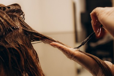 Započela zanat sa 14 godina – najstarija frizerka na svetu ušla u Ginisovu knjigu rekorda