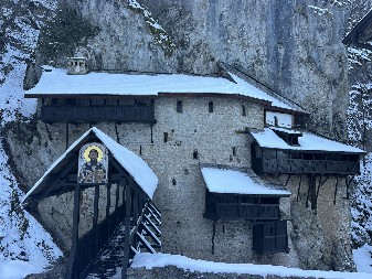 MANASTIR CRNA REKA, UKLESAN U STENU Mesto gde vera stvara čuda i privlači i pravoslavce i muslimane