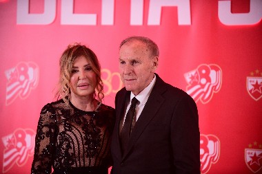 ŽENE FUDBALERA, JOVANA JOKSIMOVIĆ, TORBE OD 20.000 EVRA... A tek da im vidite haljine, crveni tepih gori, svi su gledali u njih!