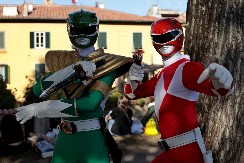 AU MAJKO MILA, OVOG NEMA NI NA FILMU Policajci hvatali lopove maskirani u moćne rendžere, totalni haos na karnevalu! (VIDEO)