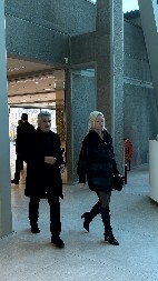 ŽIRI ZVEZDA GRANDA STIGAO NA KOMEMORACIJU DIREKTROA Utučeni stigli na poslednji pozdrav od Saše Popovića