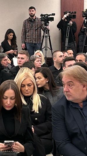 OTEČENA OD PLAKANJA! Milica Pavlović se bez trunke šminke pojavila na komemoraciji Saši Popoviću (VIDEO)