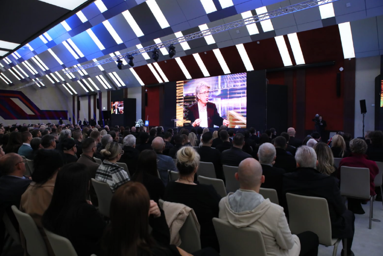 BOLNE SCENE NA KOMEMORACIJI, CELA SALA PLAČE Prikazani privatni detalji iz života Saše Popovića (VIDEO)