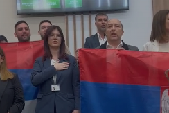 AU, SAVO, OVO TI JE VELIKA BRUKA Manojlović čita tekst himne s mobilnog telefona (VIDEO)