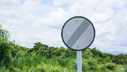 MNOGI VOZAČI U SRBIJI NE ZNAJU NJEGOVO PRAVO ZNAČENJE Obratite pažnju kada vidite ovaj saobraćajni znak, sačuvajte bezbednost i izbegnite kazne!