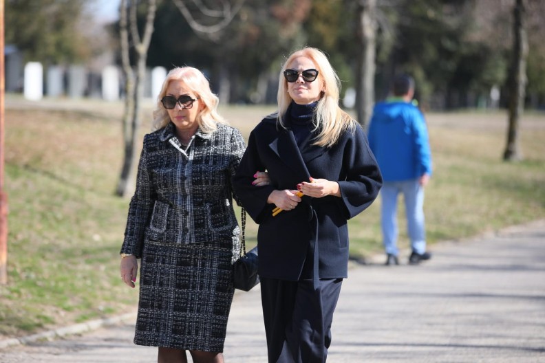 ŠABANOVA UDOVICA SLOMLJENA OD BOLA Šaulići stigli na sahranu Saše Popovića, Ilda sve vreme drži majku (VIDEO)