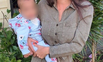 ''OKRENULA SAM SE SAMO NA MINUT, I NISAM VIDELA DA JE DOGRABILA...'' Zbog gutanja ovog predmeta devetomesečna beba završila u komi - strava i užas!