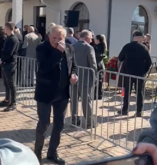 MILOŠ BOJANIĆ OD SUZA NE MOŽE DO DAHA DA DOĐE Slomio se na Bežanijskom groblju, cela estrada na jednom mestu! (VIDEO)