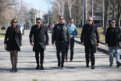 CELA ESTRADA NA BEŽANIJSKOM GROBLJU Nemi od bola, samo pristižu (FOTO + VIDEO)