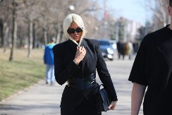 JELENA KARLEUŠA GRCA NAD SANDUKOM SAŠE POPOVIĆA Došla na sahranu vidno utučena, pa odjurila ka Suzani (VIDEO)