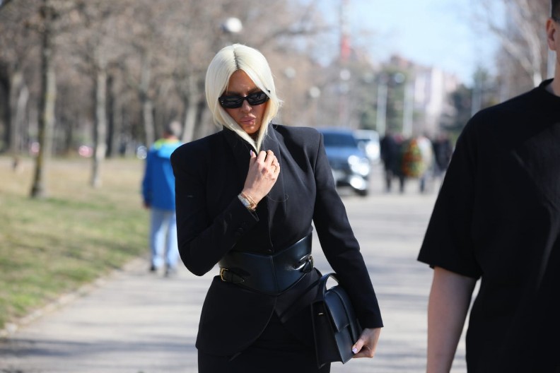 JELENA KARLEUŠA GRCA NAD SANDUKOM SAŠE POPOVIĆA Došla na sahranu vidno utučena, pa odjurila ka Suzani (VIDEO)