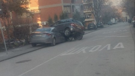 MERCEDESOM SE "POPEO" NA PARKIRANI AUTO "Čuli smo da je vozač pomešao papučice"