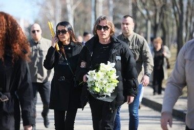 MITROVIĆI STIGLI NA SAHRANU SAŠE POPOVIĆA Milica uplakana, drži se sa Željka, potresne scene sa Bežanijskog groblja! (FOTO/VIDEO)