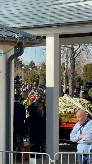 ŽELJKO MITROVIĆ GRLI NEUTEŠNU SAŠINU UDOVICU! Emotivne scene rasplakale sve na groblju (VIDEO)