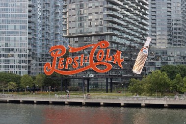 ZAMALO DA ZATVORI FABRIKU Kako je čuveni proizvođač pića umalo morao da isporuči borbeni mlaznjak