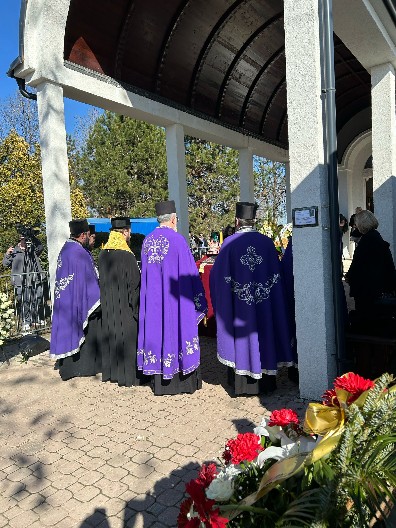 POTRESAN GOVOR SVEŠTENIKA DOTUKAO UDOVICU SUZANU Prekrila rukama lice, jeca na sav glas i ne prestaje da plače