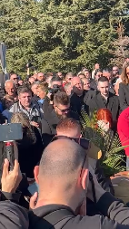 ĆERKA SAŠE POPOVIĆA SE DRŽI ZA GLAVU Jecaji odzvanjaju grobljem, Suzana neutešna