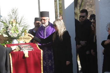 SUZANA PRONAŠLA UTEHU U NJEGOVOM ZAGRLJAJU Kada ga je ugledala na groblju odmah briznula u plač (FOTO)