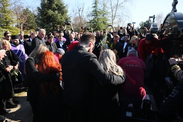 NI SUZANA NI DECA On je na grobu održao govor Saši Popoviću: "Nemojmo plakati, pozdravimo Saleta jednim velikim aplauzom!"