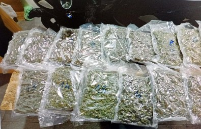 POKUŠAO DA IZVEZE MARIHUANU  Drogu sakrio u gepek, ali  to nije promaklo iskusnim policajacima