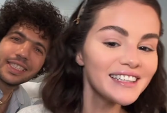 ONA JE BAŠ HRABRA Selena Gomez je dozvolila verniku da je našminka, malo je reći da je napravio haos, zumirajte u ovaj detalj