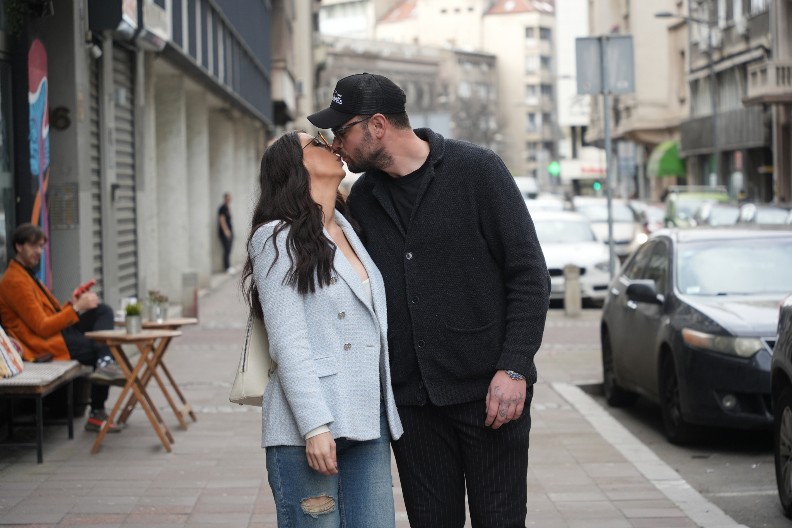 NAŠOJ PEVAČICI NARUŠENO ZDRAVLJE! Njen partner se hitno oglasio i otkrio sve detalje: "Nastupi se otkazuju"