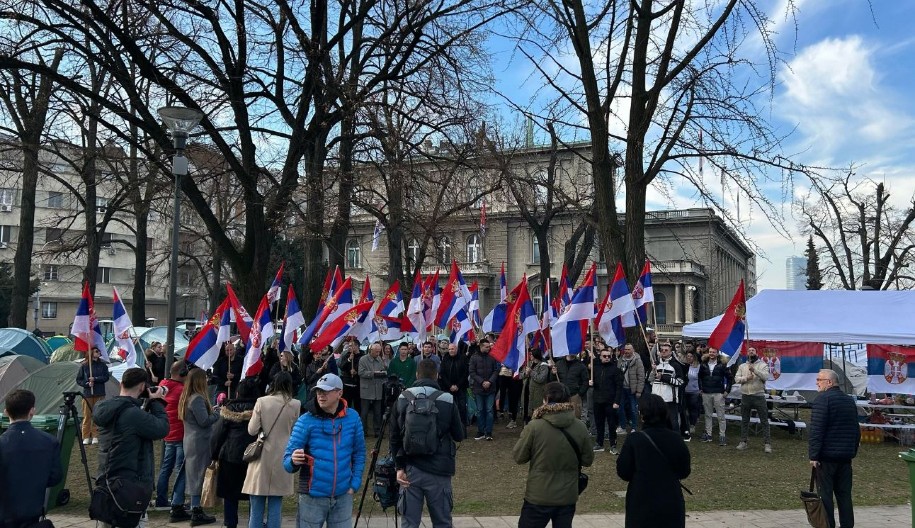 DECA MI PLAČU KOD KUĆE ŠTO NE IDU U ŠKOLU! BEZ ŠKOLE SAMO ČOBANI MOGU DA BUDU! Građani očajni zbog blokada došli da podrže studente u Pionirskom parku (VIDEO)