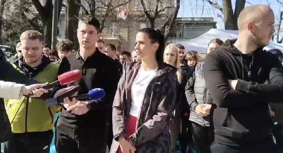 STUDENTKINJA KOJA ŽELI DA UČI POSLALA PORUKU STUDENTIMA BLOKADERIMA:  Želimo da nastavimo sa obrazovanjem, u tome nas ne možete sprečiti! (VIDEO)