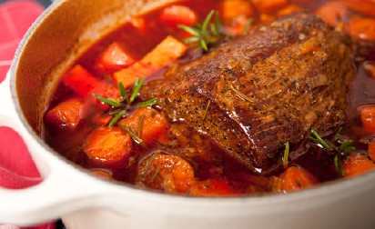 NAJUKUSNIJA TELETINA IZ RERNE  Iznutra mekana i sočna, a spolja rumena i hrskava, sa ovim receptom nema greške!