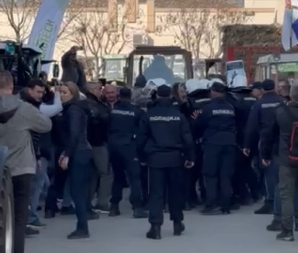 DOŠAO DA PRAVI HAOS U BOGATIĆU! Dušan Petrović traktorima organizovao upad na Sajam poljoprivrede, policijske snage štite narod! (VIDEO)