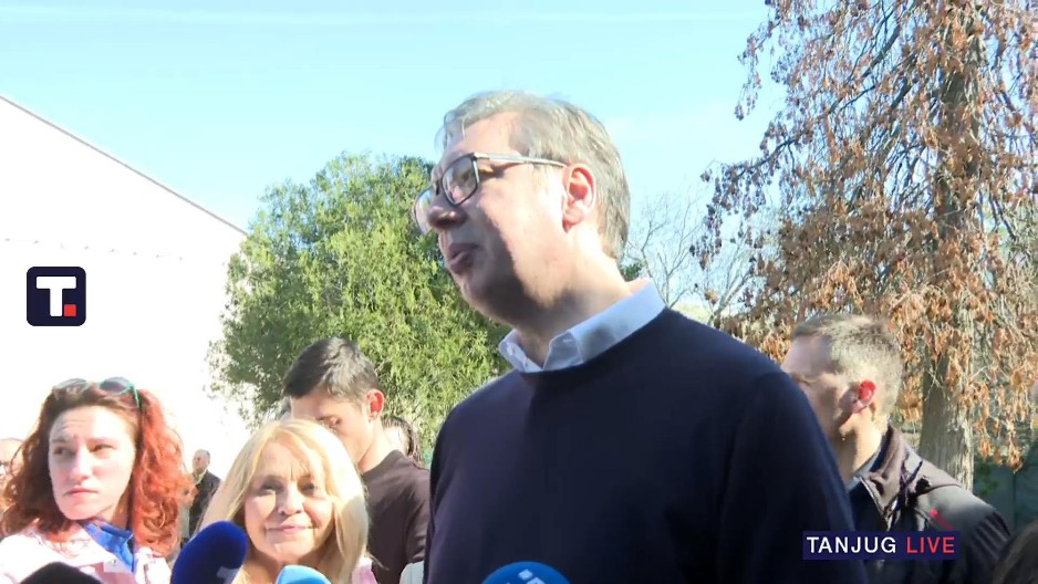 VUČIĆ U OBILASKU FABRIKE „Prosečna plata je sa 260 otišla na 742 evra“