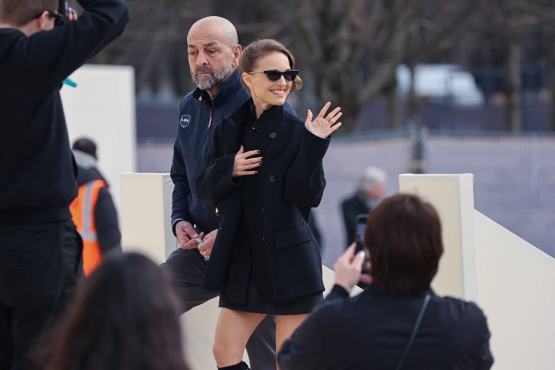 NAKON RAZVODA OD PRELJUBNIKA, SLAVNA GLUMICA VIĐENA SA NOVIM DEČKOM  Markantnog Francuza više ne krije, a ljubav se vidi "iz aviona!"