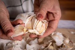 NE BACAJTE LJUSKE OD BELOG LUKA Iskoristite ih za razne namene, kao što su radile naše bake