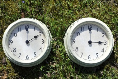 U JEDNOJ DRŽAVI JUČE SU POMERILI KAZALJKE NA SATU Evo zbog čega prelaze na letnje računanje vremena ranije od nas