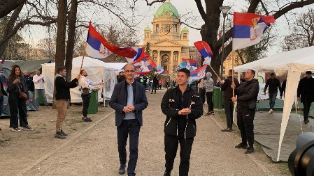 STUDENATI KOJI ŽELE DA UČE DOČEKALI UZ OVACIJE DOKTORA MACUTA Profesor se obratio sa snažnom porukom iz Pionirskog parka (VIDEO)