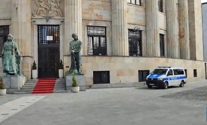 Policajci s drugim cevima ponovo pred Palatom Republike Srpske