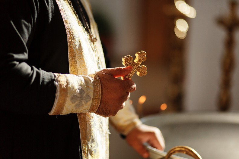 "POZAJMIO SAM SVEŠTENIKU NOVAC, A ON NEĆE DA MI VRATI" Muškarac iz Srbije se požalio na društvenim mrežama, usledila neočekivana reakcija!