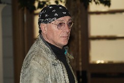 OVO JE MISTERIOZNA ŽENA OLIVERA MANDIĆA Krije se od svih, mlađa je od njega 22 godine, a evo kako su se upoznali!