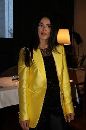 ODRAŽAVA SMELOST I STIL, ELEGANTAN JE, ALI I MODERAN Sako Tanje Savić oduševio sve, ali i kombinacija boja koja je idealna za bukvalno svaku priliku