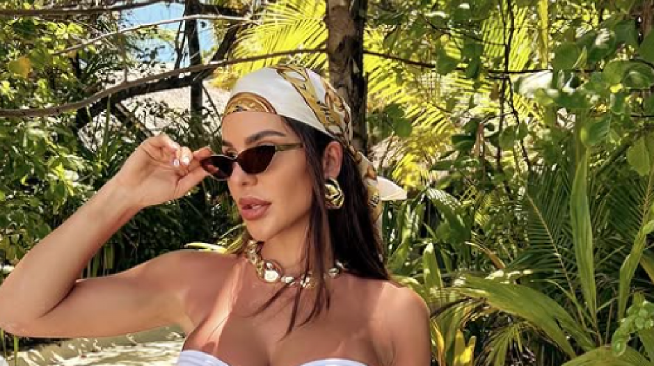 PROCURILA FOTKA MARINE VISKOVIĆ BEZ DONJEG VEŠA! Pevačica u minijaturnoj suknji bez blama pokazala intimu, javnost u šoku (FOTO)