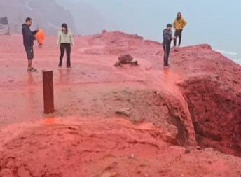 "KRVAVA KIŠA" ŠOKIRALA LJUDE NA PLAŽI: "ovo je božja lepota" (VIDEO)