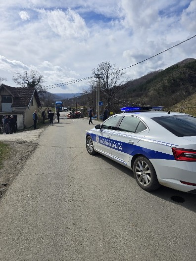 TRAKTOR PREPOLOVLJEN! Stravičan sudar kod Kraljeva!