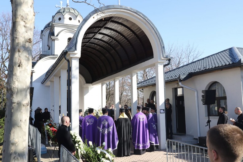 PEVAČICA KUPILA GROBNO MESTO PORED BIVŠEG MUŽA KOJI JE VARAO: "Kada umrem hoću da budem sahranjena u istu grobnicu s njim"