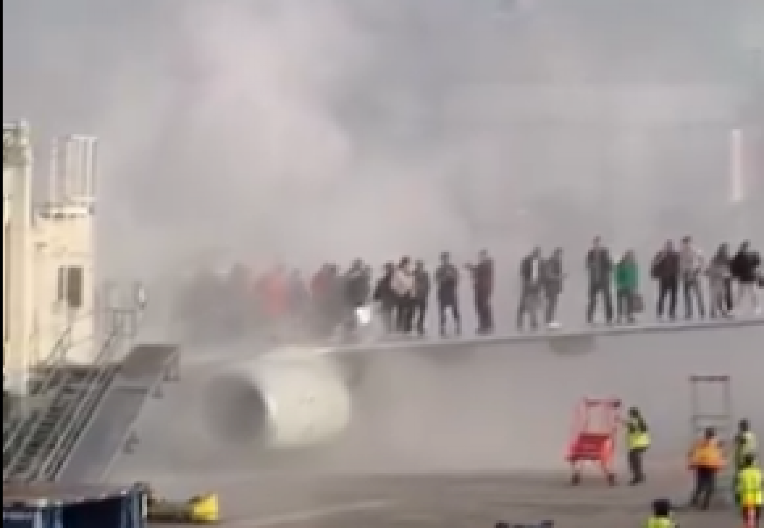 DRAMATIČNI SNIMCI STIŽU SA AERODROMA Ljudi se zbijeni na krilu aviona u Americi, crni dim kulja oko njih! (VIDEO)