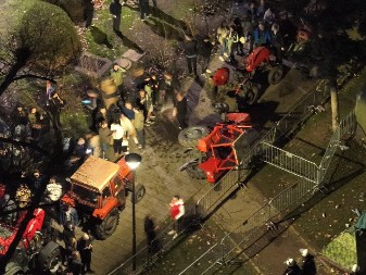 STUDENTI BLOKADERI PREVRNULI TRAKTOR I GAĐAJU POLICIJU! Tenzije kod Pionirskog parka! (FOTO/VIDEO)