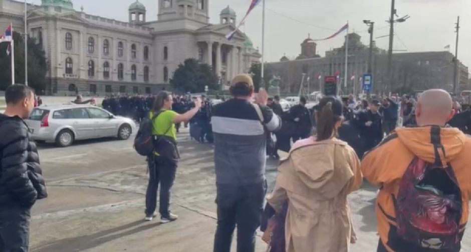 BRUKA I SRAMOTA, OVO JE POGANI JEZIK BLOKADERA! Pogledajte šta rade policajcima u Beogradu (VIDEO)