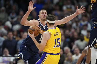 HIT SCENA Jokićev brat gledao kako Nikola ruši Lejkerse, ovako je komentator reagovao kada ga je video u kadru (VIDEO)