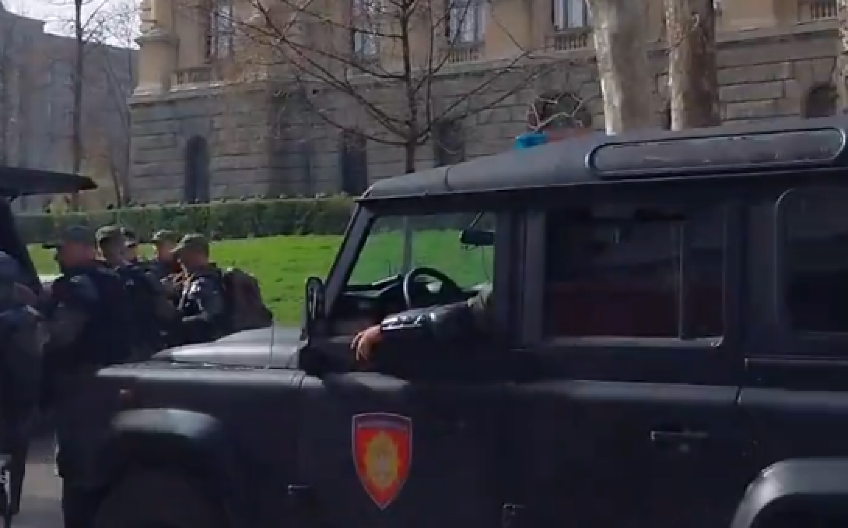 OPOZICIJA NE MOŽE NI DOK JEDE DA NE PRIZIVA INCIDENTE! Rakić provocirala policiju, otvoreno pozivala na nasilje i pretila predsedniku Vučiću! (VIDEO)