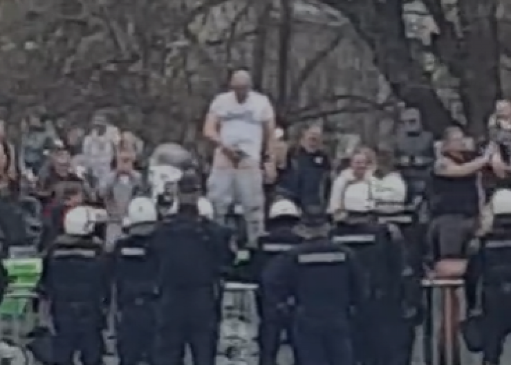 GNUSNA SCENA ISPRED SKUPŠTINE Blokader skinuo gaće (VIDEO)